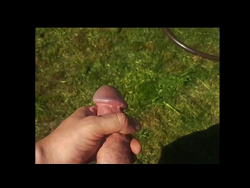 ❤️ Vruća zgodnica jebe svoju ružičastu macu i svršava špricom u ljetnom vrtu ❌ Porno video kod nas ﹏