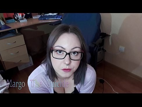 ❤️ Seksi djevojka s naočalama duboko siše dildo na kameri ❌ Porno video kod nas ﹏