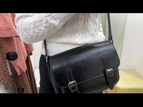 ❤️ Javna masturbacija mlade kujice FeralBerry s dildom u sobi za mjerenje ❌ Porno video kod nas ﹏